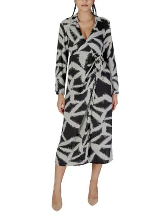 Gemustertes schwarzes und weißes Kleid