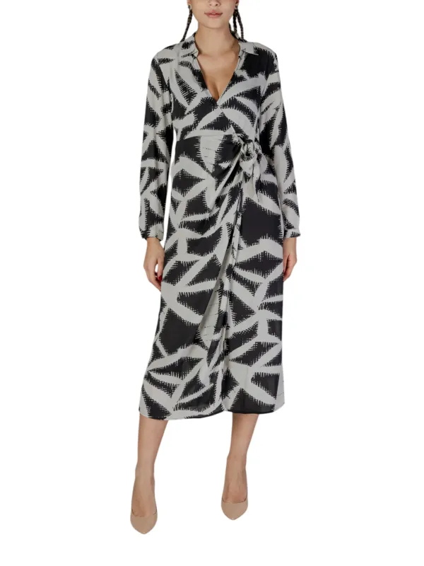 Gemustertes schwarzes und weißes Kleid Gemustertes schwarzes und weißes Kleid