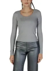 Graues Rippen-Shirt, Metallic-Lederhose