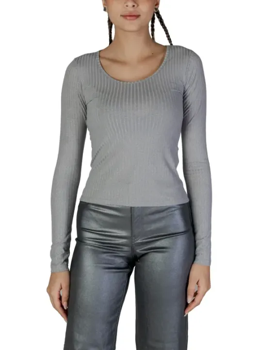 Graues Rippen-Shirt, Metallic-Lederhose