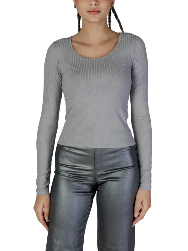 Graues Rippen-Shirt, Metallic-Lederhose Graues Rippen-Shirt, Metallic-Lederhose
