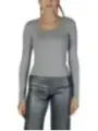 Graues Rippen-Shirt, Metallic-Lederhose
