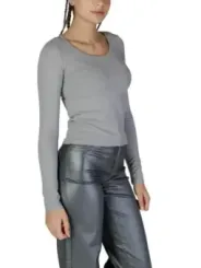 Modische Frau mit Lederhose und Pullover