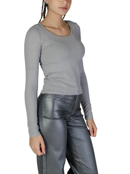 Modische Frau mit Lederhose und Pullover