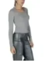 Modische Frau mit Lederhose und Pullover