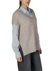 Beiger Strickpullover mit weißen Manschetten