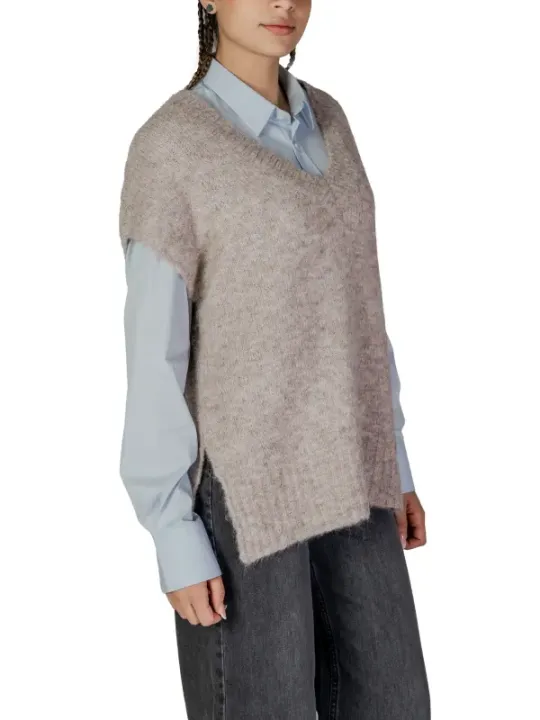 Beiger Strickpullover mit weißen Manschetten
