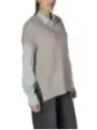 Beiger Strickpullover mit weißen Manschetten