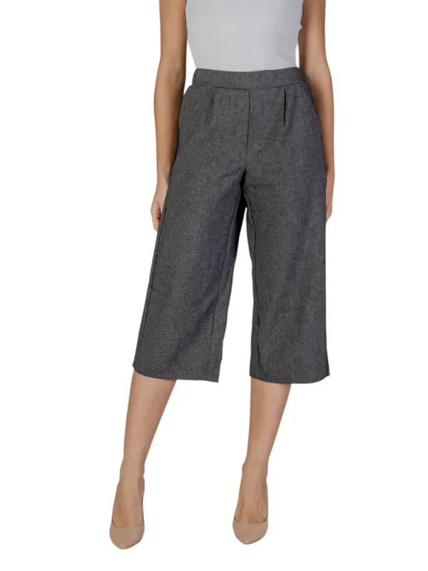 Graue Cropped-Hosen mit Struktur Graue Cropped-Hosen mit Struktur
