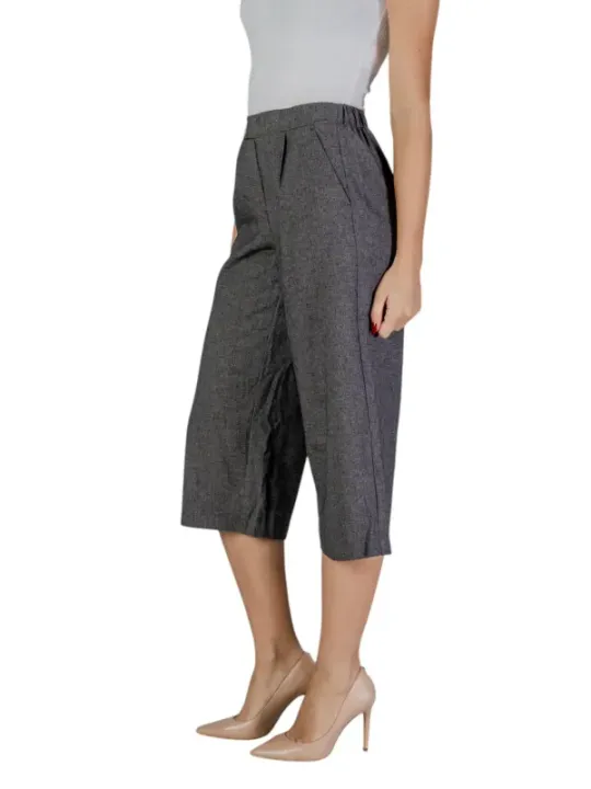 Graue Culottes mit Boxplissee