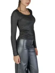 Grauer metallisch gerippter Strickpullover