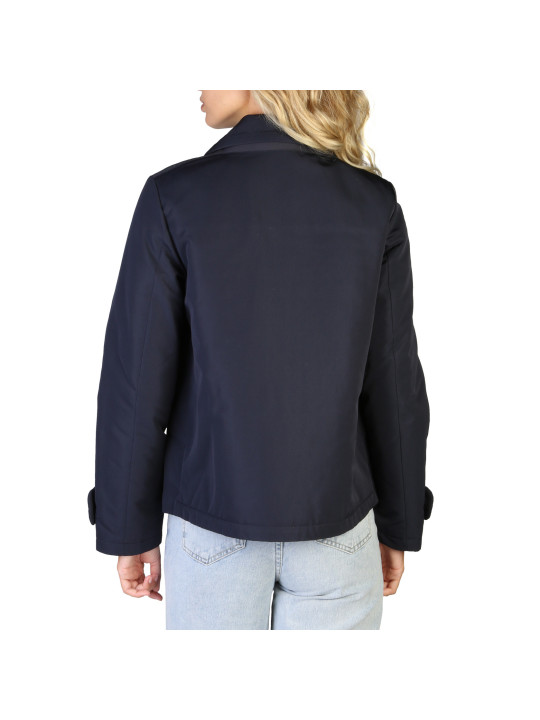 Schwarze Jacke, Jeans, Rückenansicht