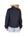 Schwarze Jacke, Jeans, Rückenansicht