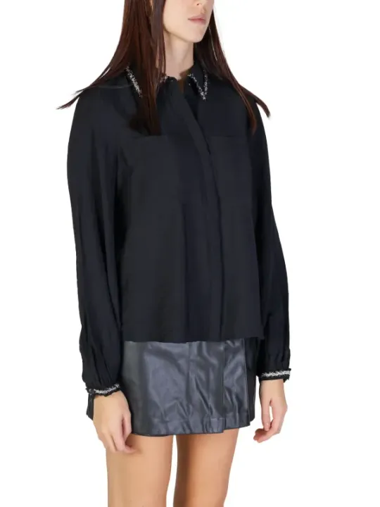 Schwarze Bluse mit Silberdetails