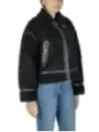 Modell trägt Jeans und Jacke