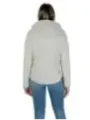 Weiße Daunenjacke mit Jeans