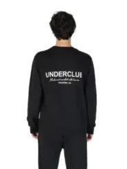 Schwarzes Langarmshirt und Hose
