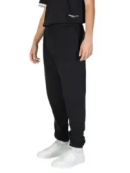 Schwarzes Sportoutfit mit weißem Detail