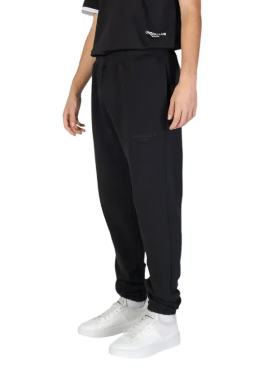 Schwarzes Sportoutfit mit weißem Detail
