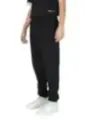 Schwarzes Sportoutfit mit weißem Detail