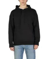 Schwarzer Kapuzenpullover mit Jeans