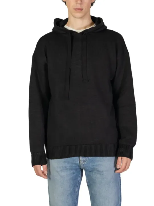 Schwarzer Kapuzenpullover mit Jeans