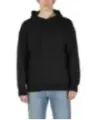 Schwarzer Kapuzenpullover mit Jeans