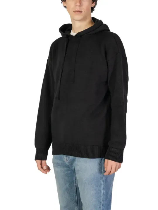 Schwarzer Kapuzenpullover lässiger Stil