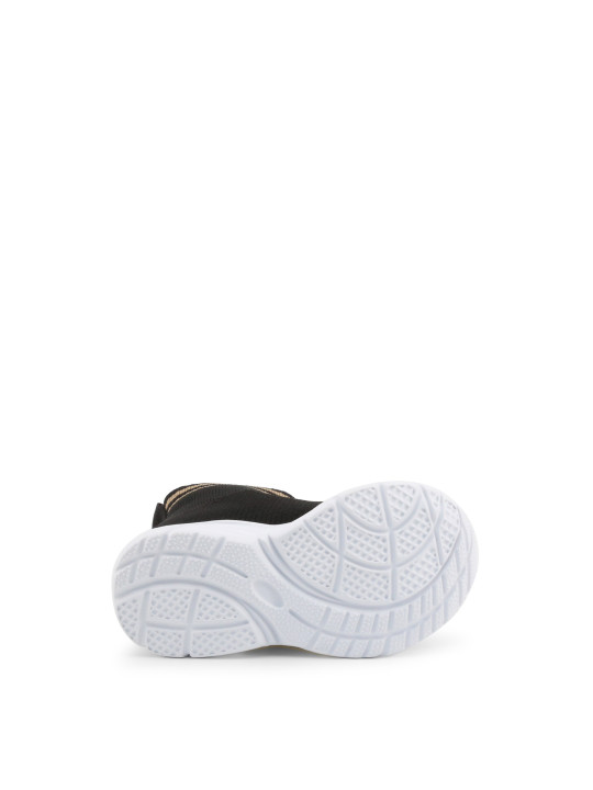 Schwarze Sneaker mit weißer Sohle