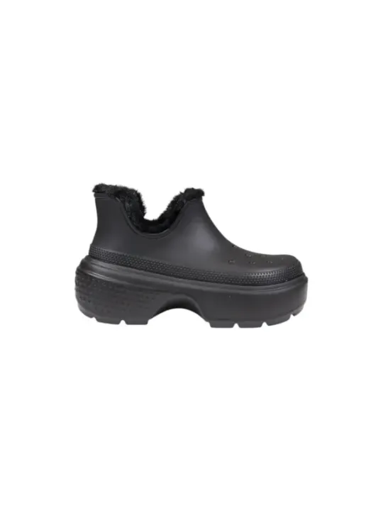 Schwarze Crocs mit flauschigem Oberteil