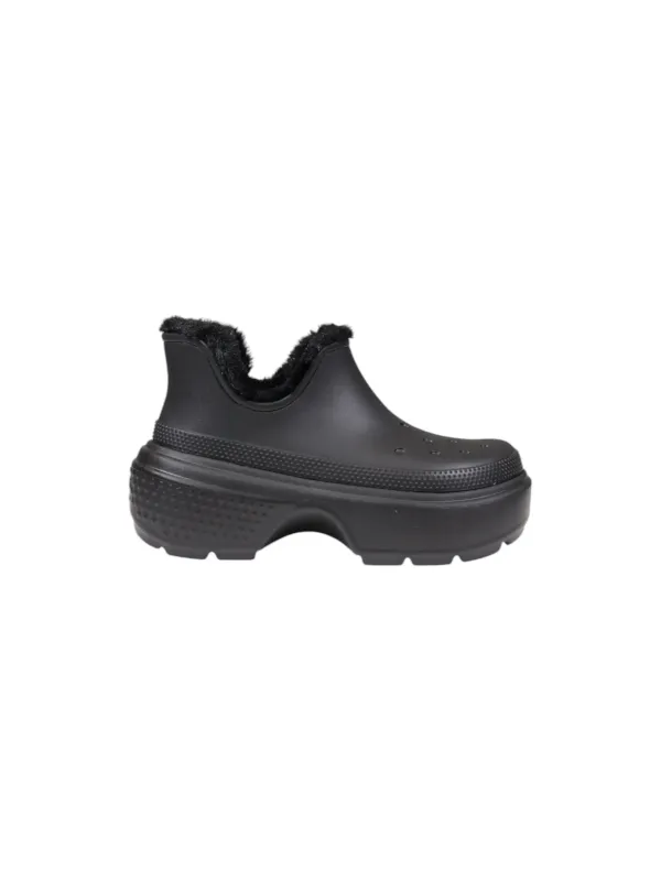 Schwarze Crocs mit flauschigem Oberteil Schwarze Crocs mit flauschigem Oberteil