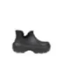 Schwarze Crocs mit flauschigem Oberteil