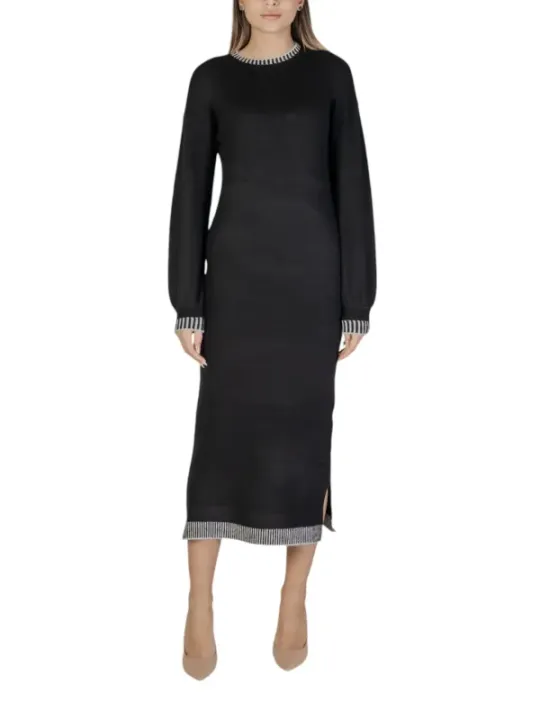 Schwarzes Kleid mit Streifen-Detail