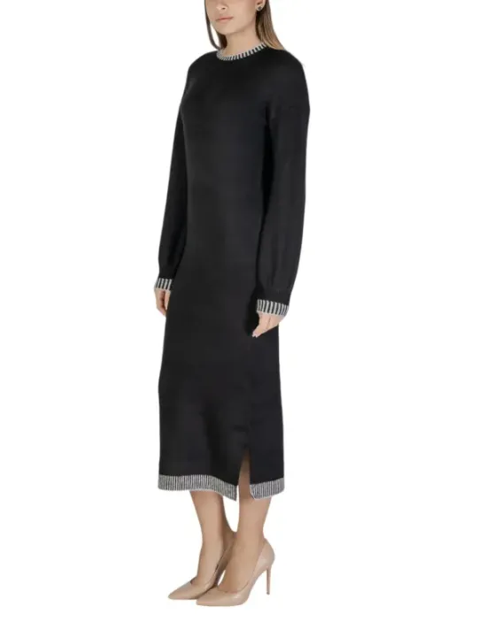 Schwarzes gestreiftes Midikleid von Vila