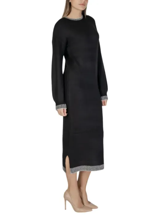 Elegantes Midikleid mit weißen Streifen