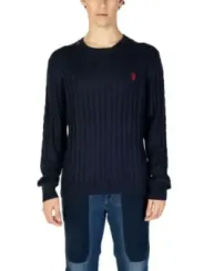 Mann trägt U.S. Polo Assn. Pullover