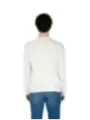 Weißer Pullover mit Jeans