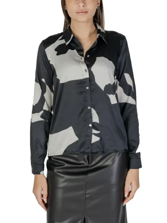 Geometrische Bluse mit Lederrock