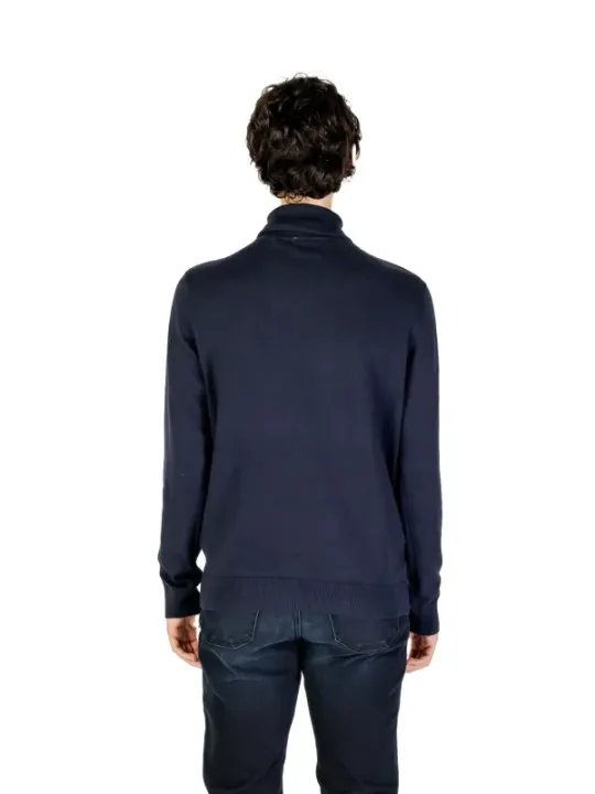 Dunkler Rollkragenpullover schwarze Hose
