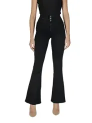Schwarze Jeans mit ausgestelltem Bein