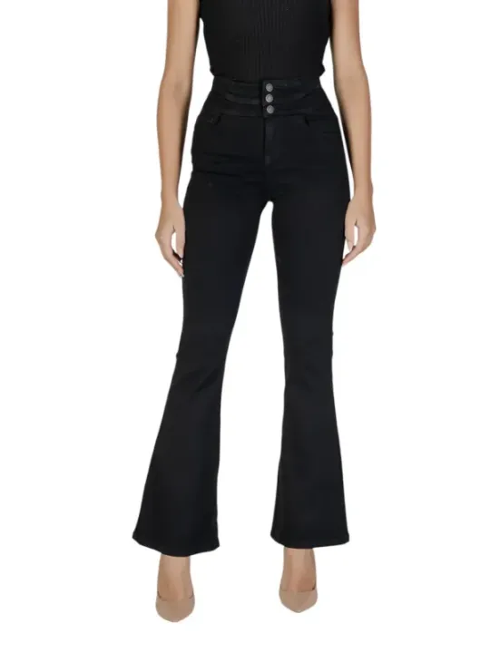 Schwarze Jeans mit ausgestelltem Bein