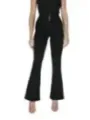 Schwarze Jeans mit ausgestelltem Bein