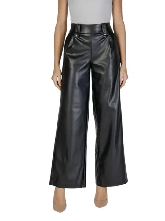 Schwarze Lederhose mit weitem Bein