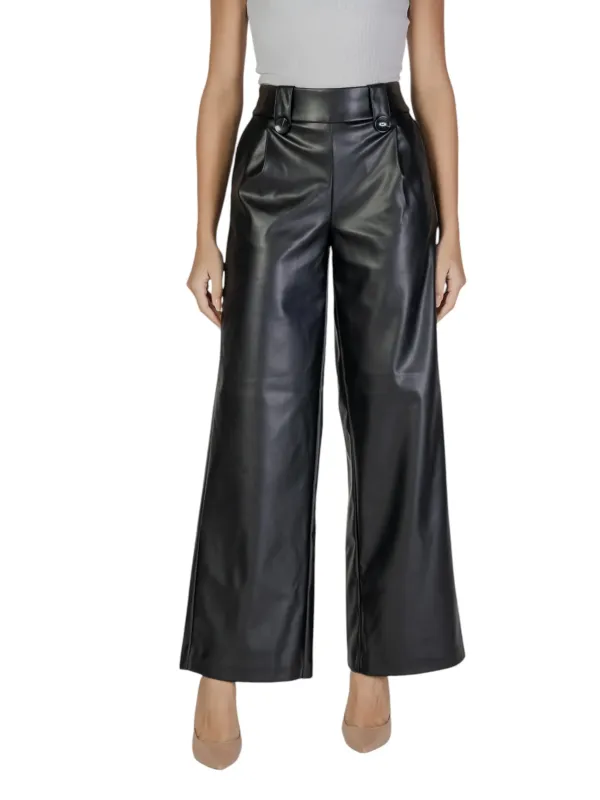 Schwarze Lederhose mit weitem Bein