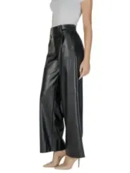 Weite Lederhose, graues Top, High Heels