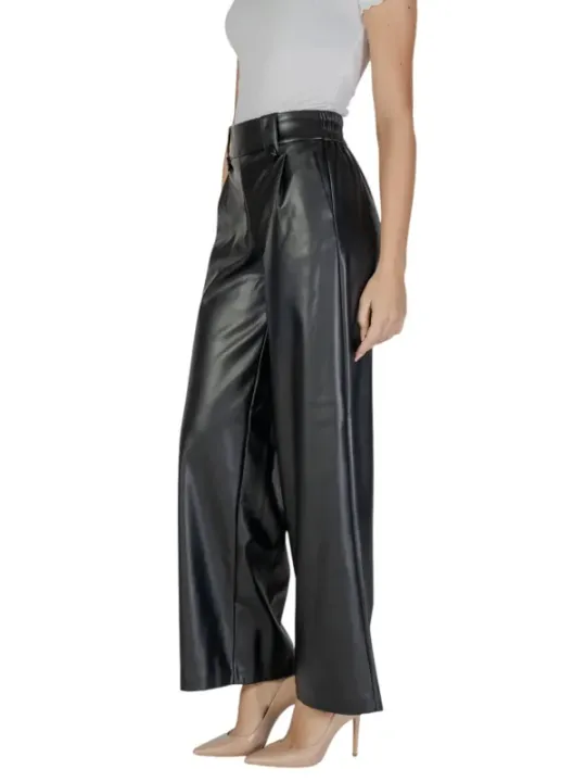 Weite Lederhose, graues Top, High Heels