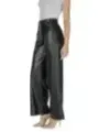 Weite Lederhose, graues Top, High Heels