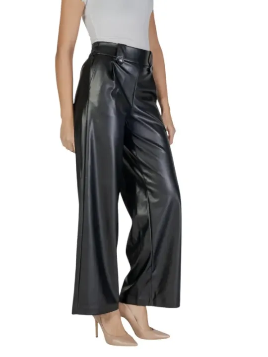 Schwarze Lederhose mit hohem Bund