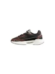 Braune Sportschuhe mit weißer Sohle