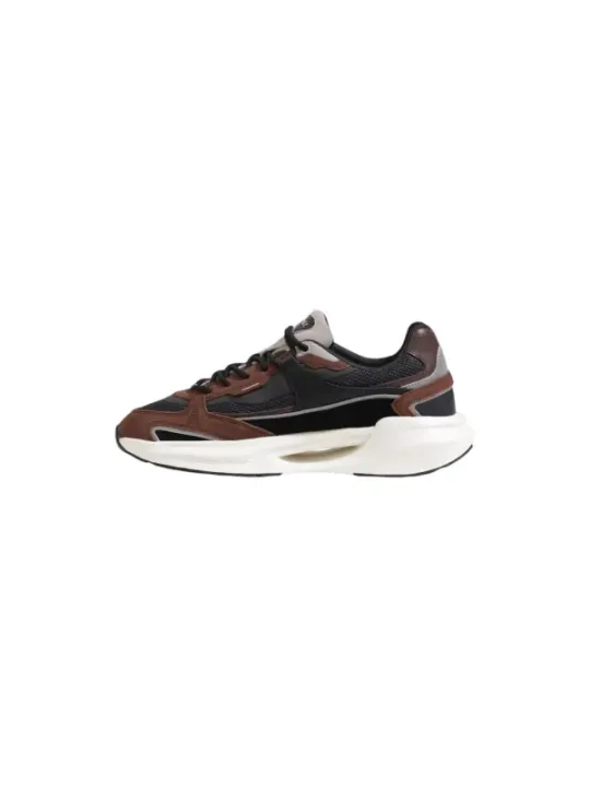 Braune Sportschuhe mit weißer Sohle